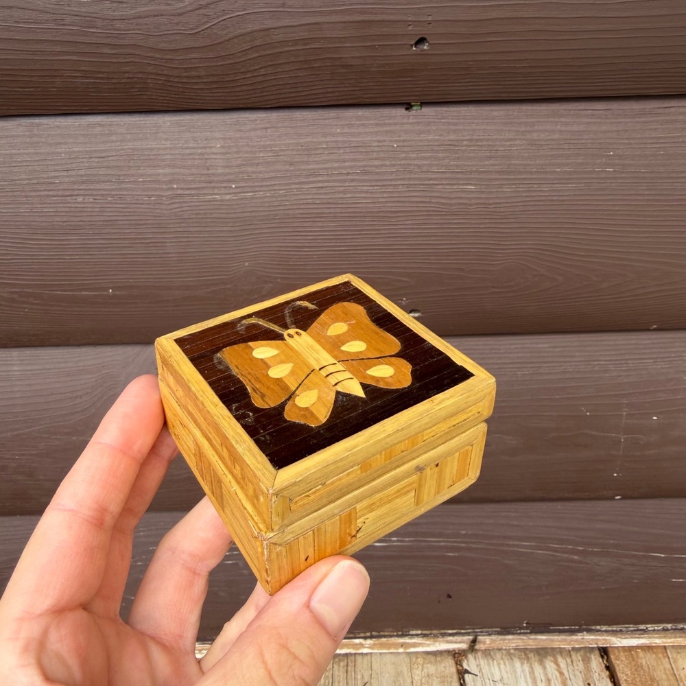 Vintage Butterfly Straw Marquetry Trinket Jewelry Box Brown Tan 3x3in